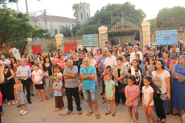 بالصور: المدارس الأهلية المسيحية تُنظم وقفة احتجاجاً على تقليص الميزانيات في مدينة يافا 